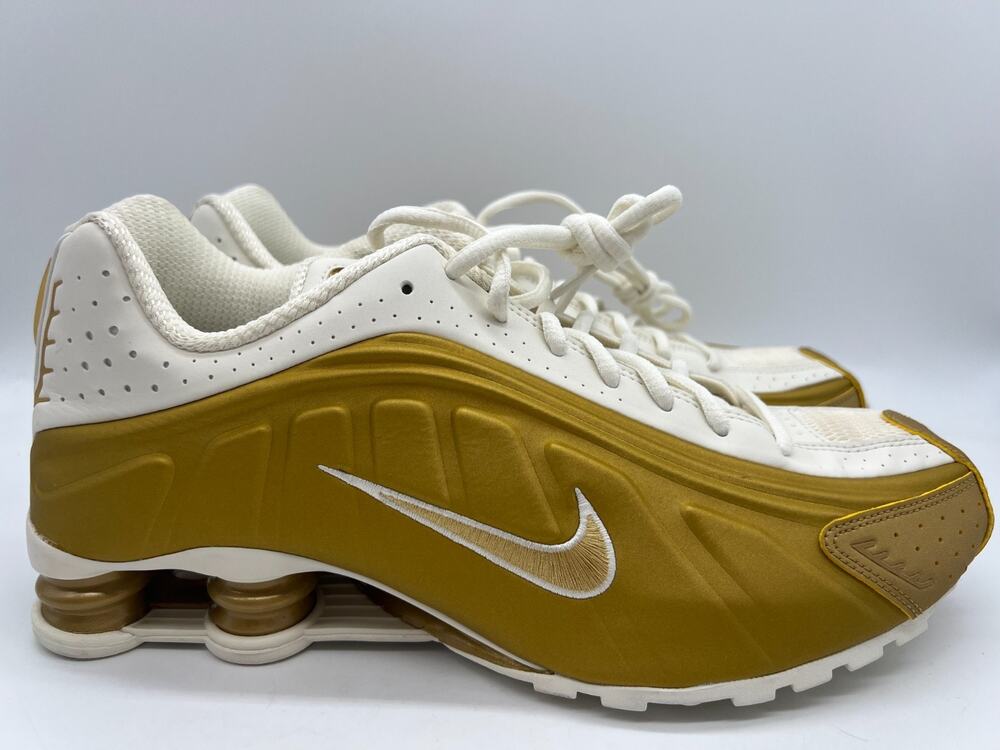Nike Shox R4 Metallic Gold Women’s Size 11.5 AR3565-010 New
